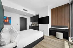 E11EVEN Executive Suite | City Views - Image 4