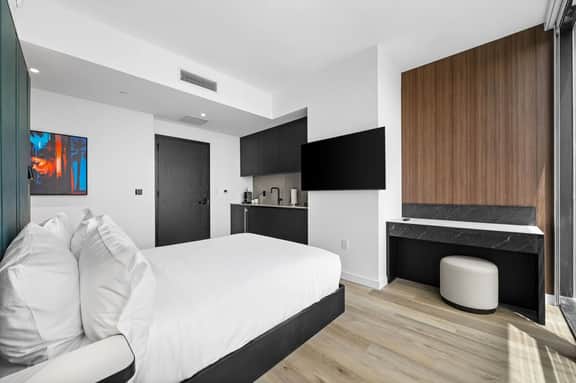 E11EVEN Executive Suite | City Views - Image 4